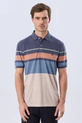Remera polo de manga corta con diseño de franjas horizontales en tonos azul, salmón, celeste y beige. Cuenta con cuello clásico y cierre frontal de dos botones.