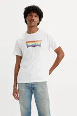 Musculosa blanca de algodón con logo Levi's en el pecho con los colores del arcoíris.