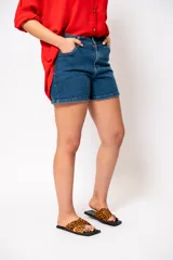 Short de jean azul de tiro alto.