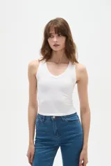 Musculosa blanca de bretel ancho, con cuello en V y ajuste al cuerpo.