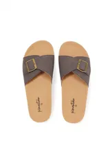 Sandalias tostadas estilo Birkenstock con una tira ancha cruzada en el empeine, hebilla metálica dorada decorativa y suela de corcho con base de goma negra.
