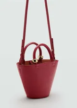 Cartera de mano pequeña en color rojo, con diseño estructurado tipo cesta, asa superior fija y detalles de herrajes dorados en la unión del asa. Incluye cierre de mosquetón oculto.