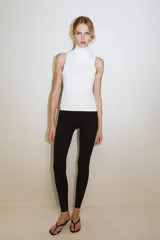 Leggings negros de tiro alto con cintura elástica, confeccionados en mezcla de poliamida.