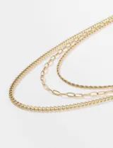 Collar dorado de acero quirúrgico hipoalergénico, con triple vuelta de cadenas de diferentes estilos: una cadena tipo soga, una cadena de eslabones ovalados y una cadena de eslabones cubanos.