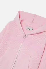 Campera con capucha de tejido texturizado en color rosa claro, de calce relajado. Presenta cierre frontal completo con tirador en forma de aro, bolsillos tipo canguro y logo en relieve del mismo tono en el pecho. Terminaciones con puños y ruedo de borde sin rematar.