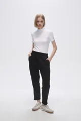 Pantalón tipo babucha de corte recto, confeccionado en tejido con felpa, con cintura elástica y cordón de ajuste frontal.