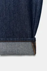 Jeans de tiro medio con corte balloon leg y largo completo. Presentan diseño de cinco bolsillos, trabillas en la cintura y bajo con dobladillo vuelto. Cierre frontal con cremallera y botón.