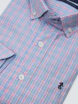 Camisa de hombre de manga larga con diseño a cuadros en tonos azules y blancos, cuello abotonado y logo bordado en el pecho.