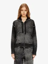 Cardigan de lana color negro con efecto de color irregular y lavado ácido, cuello con capucha y cordones ajustables negros. Posee cierre frontal bidireccional con tirador metálico, bolsillos delanteros tipo canguro y costuras expuestas de alto contraste.
