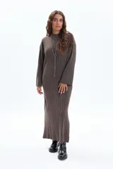 Vestido de punto marrón de manga larga, con cuello redondo y textura acanalada vertical.