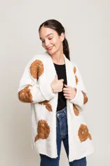 Cárdigan blanco de lana merino con bordados de flores color marrón.