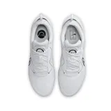 Championes de tenis Nike Zoom Court Pro Hc, color blanco con detalles en negro. Presentan un diseño aerodinámico con malla transpirable, amortiguación Zoom Air en el antepié y suela de goma texturizada para mayor tracción en canchas duras.