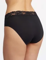Bombacha tipo brief de microfibra con detalle de encaje en la cintura. Ofrece cobertura completa en la parte trasera y cuenta con elásticos planos para un acabado invisible bajo la ropa.