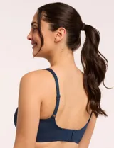 Bralette de diseño minimalista y acabado invisible, sin aros, con copas removibles y tiras regulables. Presenta una silueta suave y cómoda para el uso diario.