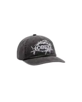Gorra de seis paneles color negro lavado con visera precurvada. Presenta bordado frontal con el logo de OBEY en hilo blanco, rodeado de trazos abstractos. Cierre trasero ajustable con velcro.