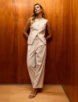 Pantalón de vestir color blanco, marca Nanette, con textura. Tiene pretina con cierre, botón y broche interno, bolsillos inclinados delanteros, detalle de solapa con botón y bolsillos traseros con botón. El modelo es de pierna recta.