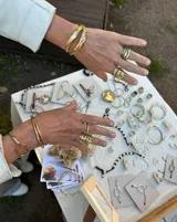 Anillo de diseño orgánico con forma irregular que evoca texturas marinas, con estructura abierta y acabado brillante.