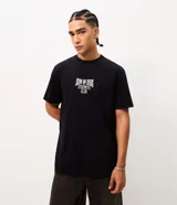 Remera de algodón negro con cuello redondo y mangas cortas, de calce cómodo. Cuenta con una gran estampa en la espalda que incluye ilustraciones mitológicas e inscripciones alusivas.