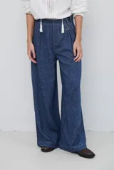 Pantalón de corte ancho y tiro alto, confeccionado en tejido con textura tipo espiga en color azul. Presenta pinzas en la cintura y costuras reforzadas.