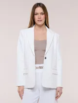 Blazer sastrero blanco de corte recto y estructura entallada, con cuello de solapa en pico, cierre frontal de un botón y bolsillos con solapa.