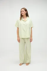 Pantalon de pijama de algodon con rayas verticales en tonos amarillo claro y blanco, de corte recto y holgado con cintura elastizada.