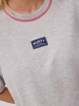 Remera blanca de algodón con corte cropped y calce holgado. Tiene cuello redondo con ribete azul y logo de la marca estampado en el pecho.