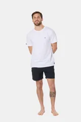 Short de baño negro liso, con cintura elástica y cordón regulable, bolsillos laterales tipo cargo y suspensor de malla fina.