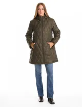 Campera matelassé color verde militar, con diseño de pespuntes en forma de ondas. Presenta cierre frontal completo, cuello alto, capucha fija acolchada y bolsillos laterales invisibles. Su corte es holgado y llega por debajo de la cadera.