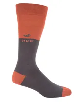 Calcetines de caña media confeccionados en fibra de bambú, con diseño de bloques de color en tonos ladrillo y gris oscuro. Presentan el logo de la marca RKF bordado en la parte superior.