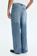 Jean de corte holgado en denim de algodón rígido, con diseño de piernas redondeadas extraamplias y tiro bajo.