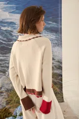 Cardigan de punto azul marino con cuello tejido a mano en crochet color crudo, cierre frontal con botones y detalles en tono borravino y crudo en los bordes y puños semióxford.