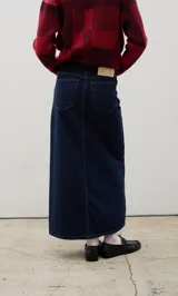 Falda larga de denim en color marrón oscuro, de corte recto con costuras verticales decorativas y tajo frontal central.