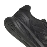 Championes de running Adidas Runfalcon 5, color negro, con las tres tiras características de la marca en los laterales.