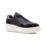 Championes negros con plataforma blanca, detalles en gamuza negra y aplique plateado en el talón.