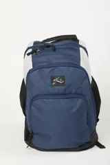 Mochila Rusty modelo Holand confeccionada en poliéster, con diseño en bloques de color azul, blanco y negro. Posee múltiples bolsillos frontales con cierre, bolsillos laterales de red y compartimento interno para laptop.