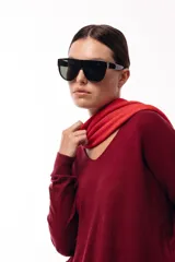 Sweater de punto color manteca con cuello en V, mangas largas con puños acanalados y diseño de silueta relajada.