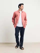 Sobrecamisa verde de manga larga con cuello camisero, cierre frontal con botones y bolsillo de parche en el pecho.