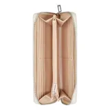 Billetera Guess modelo Remy color blanco crema, con textura saffiano, cierre perimetral, correa de muñeca desmontable y el logo de la marca grabado en el frente.