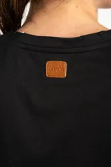 Remera de algodón peinado negro, con calce al cuerpo y escote en V de manga corta.