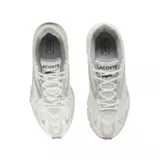Championes Lacoste modelo L003 2K24, de diseño deportivo y urbano. Presentan una combinación de malla técnica y superposiciones sintéticas en color blanco con detalles plateados. Cuentan con una suela robusta de goma en tono crema con relieve dentado para mayor tracción.