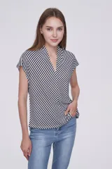 Blusa de poliéster con estampado a rayas horizontales blancas y negras, corte holgado y escote en V.