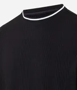 Remera de manga larga con textura vertical, cuello redondo y puños con detalle de borde contrastante en color blanco. Confeccionada en tejido de poliéster y algodón.