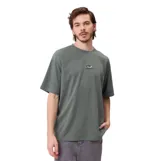 Remera de algodón color verde oliva, con corte holgado y cuello redondo. Presenta un pequeño bordado en el pecho con el logo de la marca Rusty y un diseño de pez.