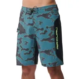 Short de baño Rip Curl modelo Sseries Trip Cordura, con estampado camuflado digital en tonos verde y gris, detalles laterales en negro y cordón ajustable en la cintura.