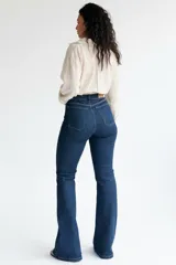 Pantalón jean de corte oxford, color azul oscuro, con tiro alto y costuras reforzadas.