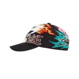 Gorro tipo cap negro con diseño bordado de una calavera y la palabra "Supreme" con apliques de pedrería roja.
