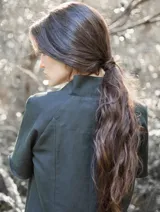 Vestido negro de algodón y lino con textura en la parte delantera, corte a la rodilla y mangas cortas.