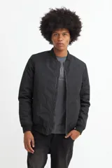 Campera bomber negra de poliéster con cierre frontal y cuello redondo.