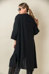 Túnica larga negra combinada con beige y aplique de blonda en la parte delantera. Tiene vivo de satén al tono y bolsillos laterales.