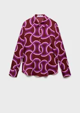 Camisa de tejido fluido color bordó con estampado geométrico abstracto en tonos morados y blancos, cuello camisero, manga larga y cierre frontal de botones.